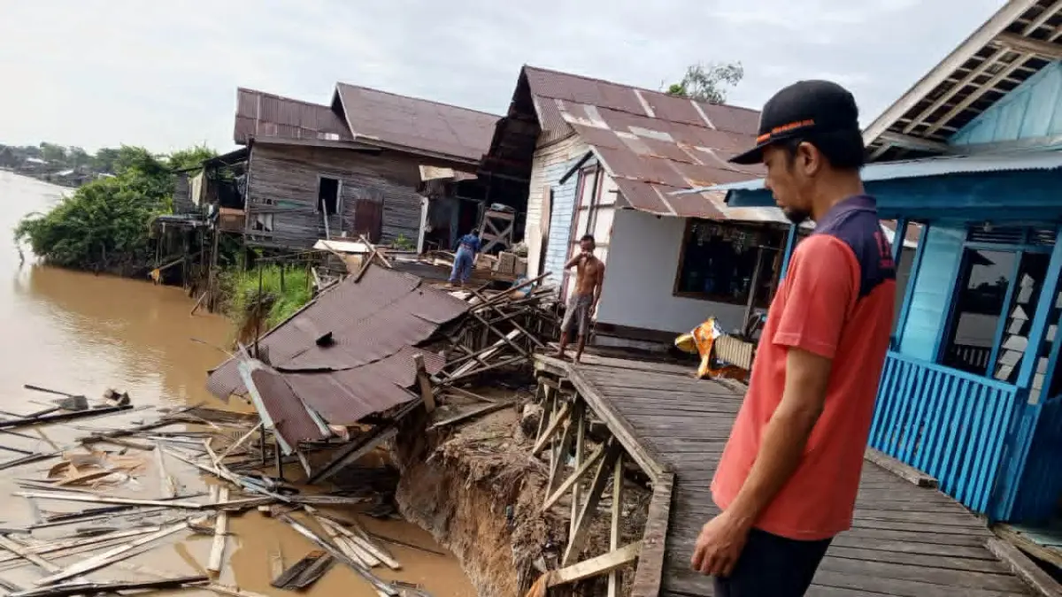 Dampak ablasi yang kembali menggerus bantaran Sungai Kahayan. Kali ini, di kawasan Jalan Flamboyan Bawah atau Jalan A. Yani Gang Sepakat RT 003/RW 008, Kelurahan Langkai, Kecamatan Pahandut, Rabu (1/7).(dodi/radarsampit)