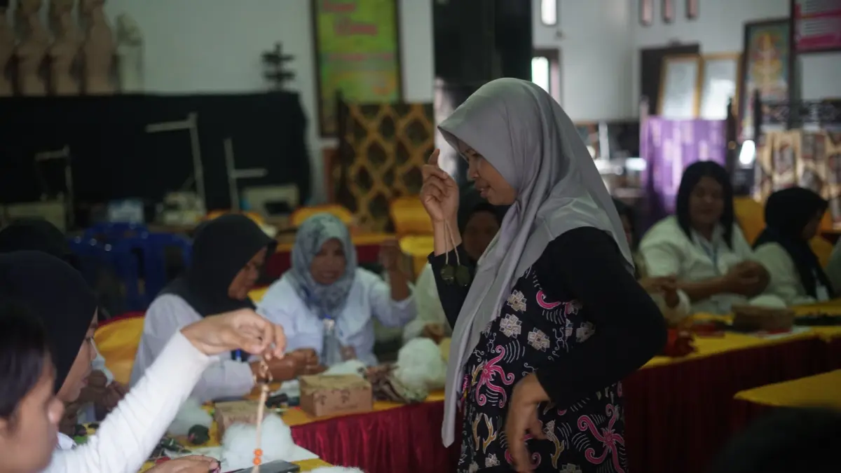 Dinas Tenaga Kerja dan Transmigrasi (Nakertrans) Kabupaten Lamandau menggelar pelatihan handycraft di LPK Rahmat Lestari, Senin (29/6). (RIA/RADAR SAMPIT)&nbsp;