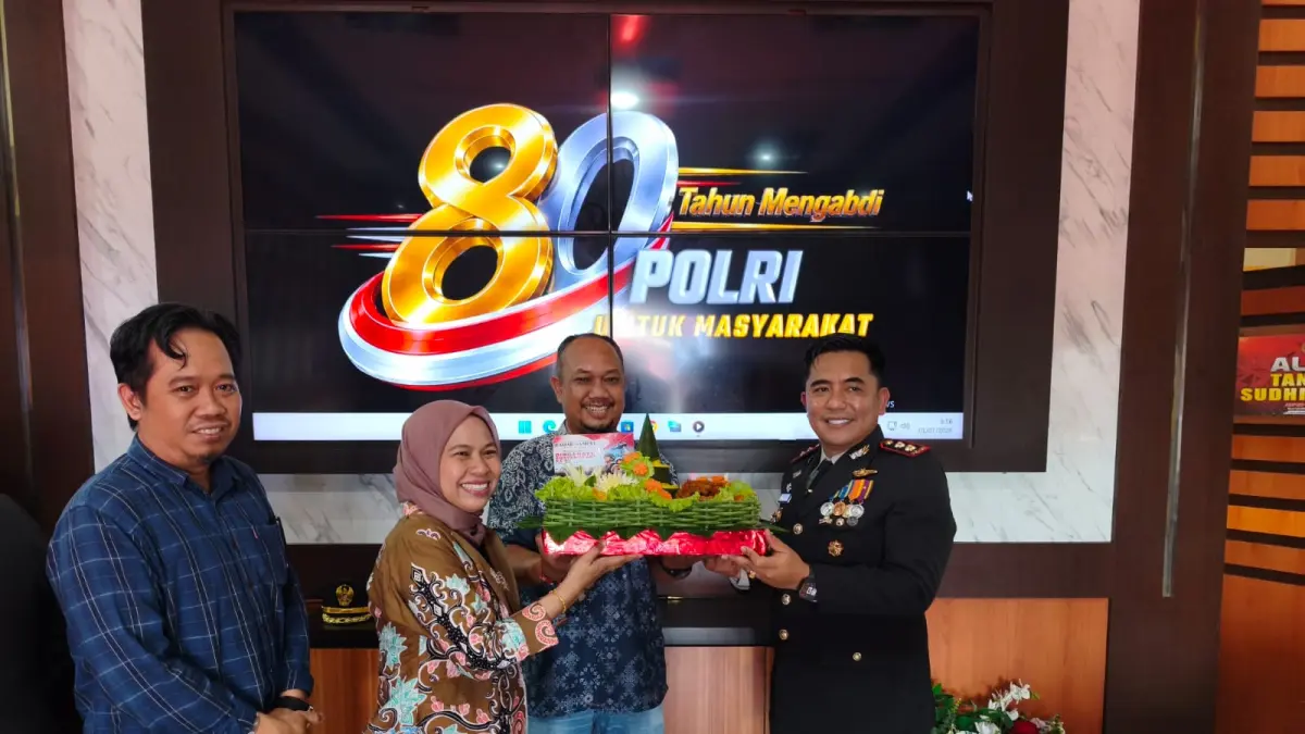 Direktur Radar Sampit Siti Fauziah dan jajaran manajemen, menyerahkan tumpeng sebagai apresiasi dan ungkapan selamat HUT ke 80 Bhayangkara 2026.(fafan/radarsampit)