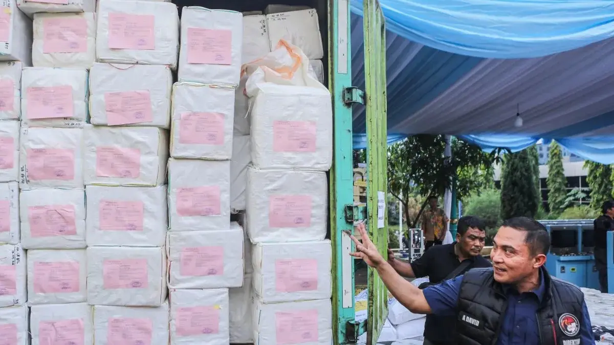Dirresnarkoba Kombes Pol Ahmad David menunjukan barang bukti  narkoba di dalam truk usai konferensi pers di Balai Pertemuan Polda Metro Jaya, Jakarta, Jumat (26/6/2026).  (antara)