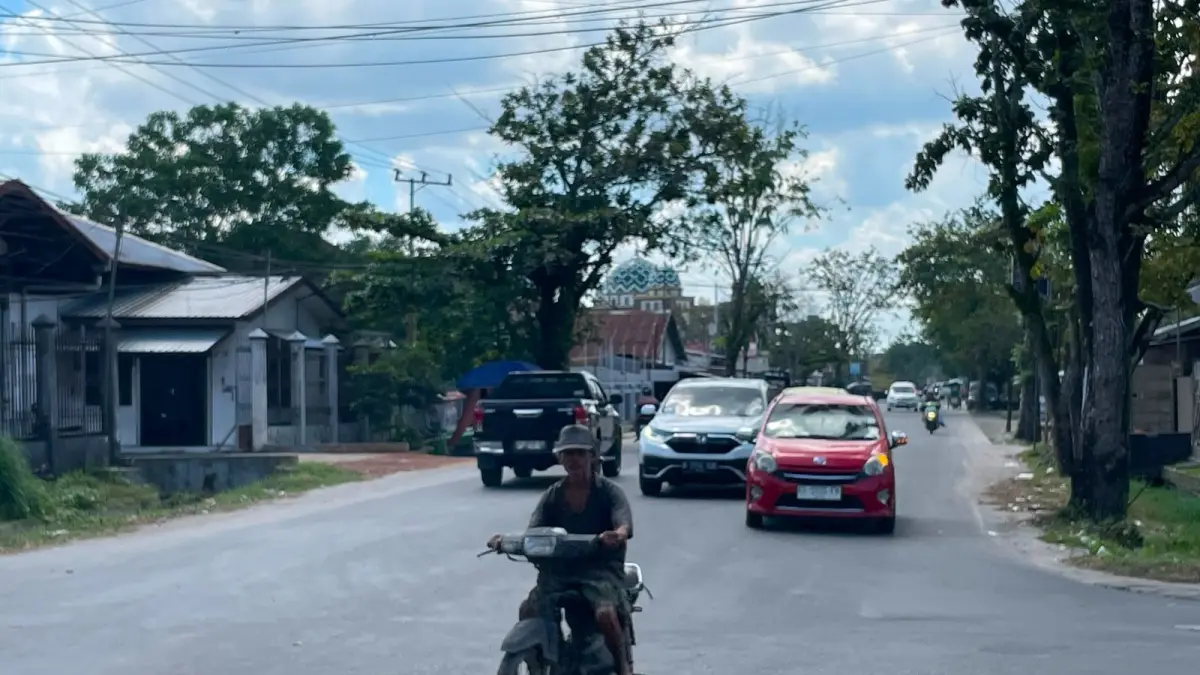 Jalan Kapten Mulyono Sampit, saat siang hari. Saat malam jalan ini gelap gulita sehingga Dishub Kotim harus memasang puluhan lampu untuk menerangi kawasan tersebut. (Usay Nor Rahmad/Radar Sampit)