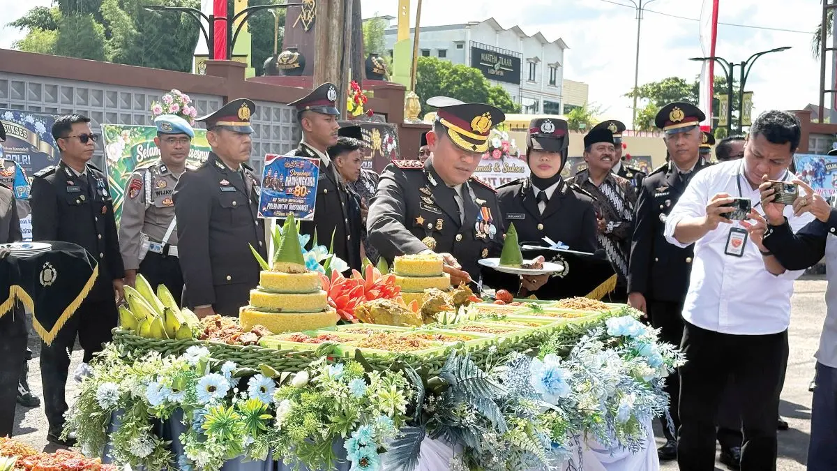 Kapolres Kotim AKBP Resky Maulana Zulkarnain melakukan pemotongan tumpeng pada puncak peringatan Hari Bhayangkara ke-80 di halaman Polres Kotim, Rabu (1/7/2026). FOTO: YUNI/RADAR SAMPIT