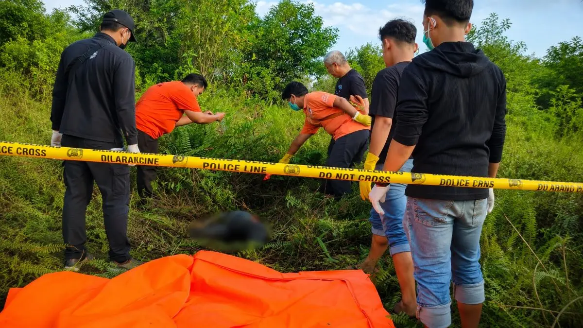 MAYAT MISTERIUS: Polisi saat olah TKP penemuan jenazah pria tanpa identitas (Mr. X) di kawasan hutan Jalan Mahir Mahar Kilometer 1, Kelurahan Sabaru, Kecamatan Sabangau, Palangka Raya.