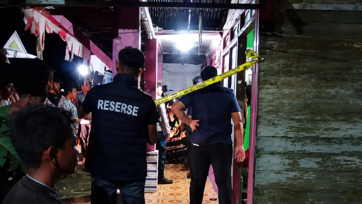OLAH TKP: Petugas Kepolisian memasang Garis Polisi di sebuah rumah di Desa Ayuang yang jadi lokasi anak gorok ayah tiri pakai cutter, Selasa (30/6/2026) malam. (Foto:Istimewa)