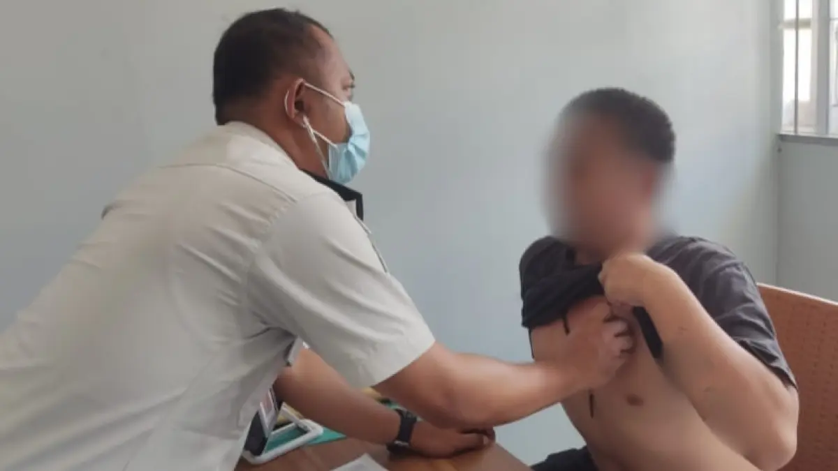 Petugas memeriksa kondisi kesehatan WBP Lapas Sampit, Selasa (30/6). (LAPAS SAMPIT)