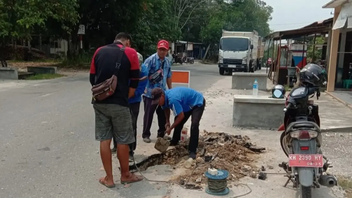 Petugas Perumdam Maruang Duhung ketika memperbaiki jaringan pipa di Jalan Sabirin Muchtar, Kota Kuala Kurun, belum lama ini. (PERUMDAM MARUANG DUHUNG)