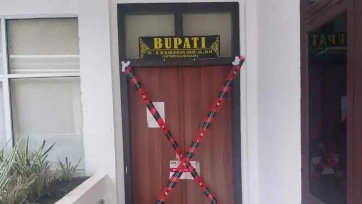 Pintu ruangan kantor Bupati Kuantan Singingi Suhardiman Amby yang tersegel di Teluk Kuantan, Selasa (30/6/2026). (ANTARA).