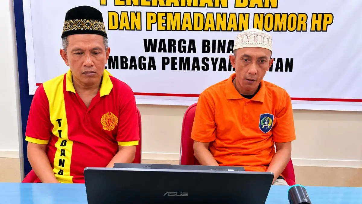 SIDANG: Dua terdakwa kasus narkotika menjalani persidangan di PN Nanga Bulik, Rabu (1/7/2026). FOTO: RIA/RADAR SAMPIT
