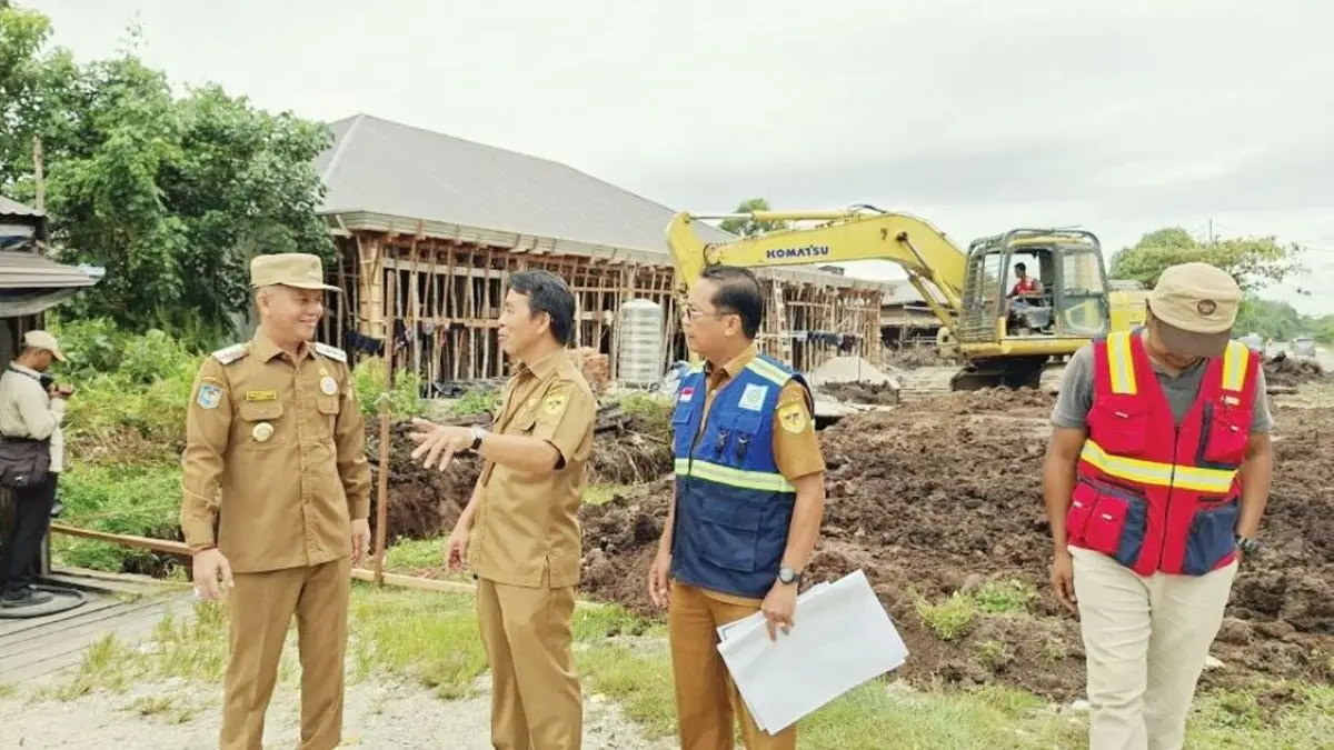 TINJAU : Bupati Gumas Jaya Samaya Monong bersama pihak terkait ketika meninjau ruas jalan di dalam Kota Kuala Kurun, belum lama tadi. FOTO : DISKOMINFO SANTIK GUMAS/RADAR SAMPIT