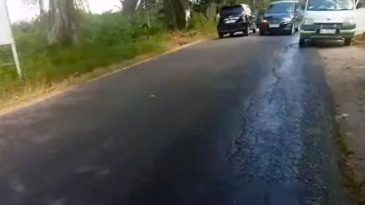 Tumpahan minyak solar di Jalan Tjilik Riwut, sekitar tikungan Samekto, membuat sejumlah pengendara terjatuh, Rabu (1/7/2026). (Warga/Radar Sampit)