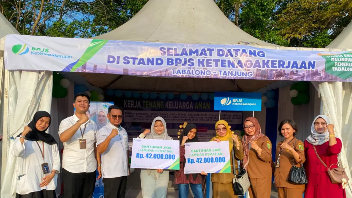 BPJS Ketenagakerjaan Cabang Tabalong menyerahkan secara simbolis santunan Jaminan Kematian (JKM) kepada ahli waris peserta dalam rangkaian kegiatan Tabalong Job Fair 2026, pada Senin (22/6/2026).
