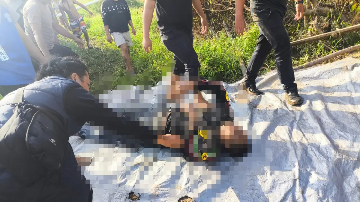 GUGUR DALAM TUGAS: Proses evakuasi dan identifikasi anggota polri yang gugur saat menjalankan tugas penggerebekan bandar sabu di di Desa Tumbang Kalemei, Kecamatan Katingan Tengah, Kabupaten Katingan, Kalimantan Tengah (Kalteng). (Istimewa/Radar Sampit)