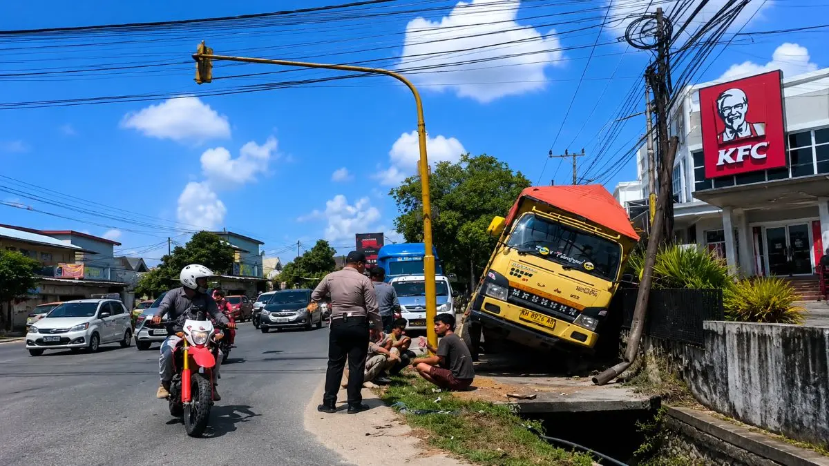 INSIDEN: Truk ambles di bahu jalan tepat di depan KFC, perempatan Jalan Kapten Mulyono dan Jalan MT Haryono, Sampit, Kamis (2/7). 