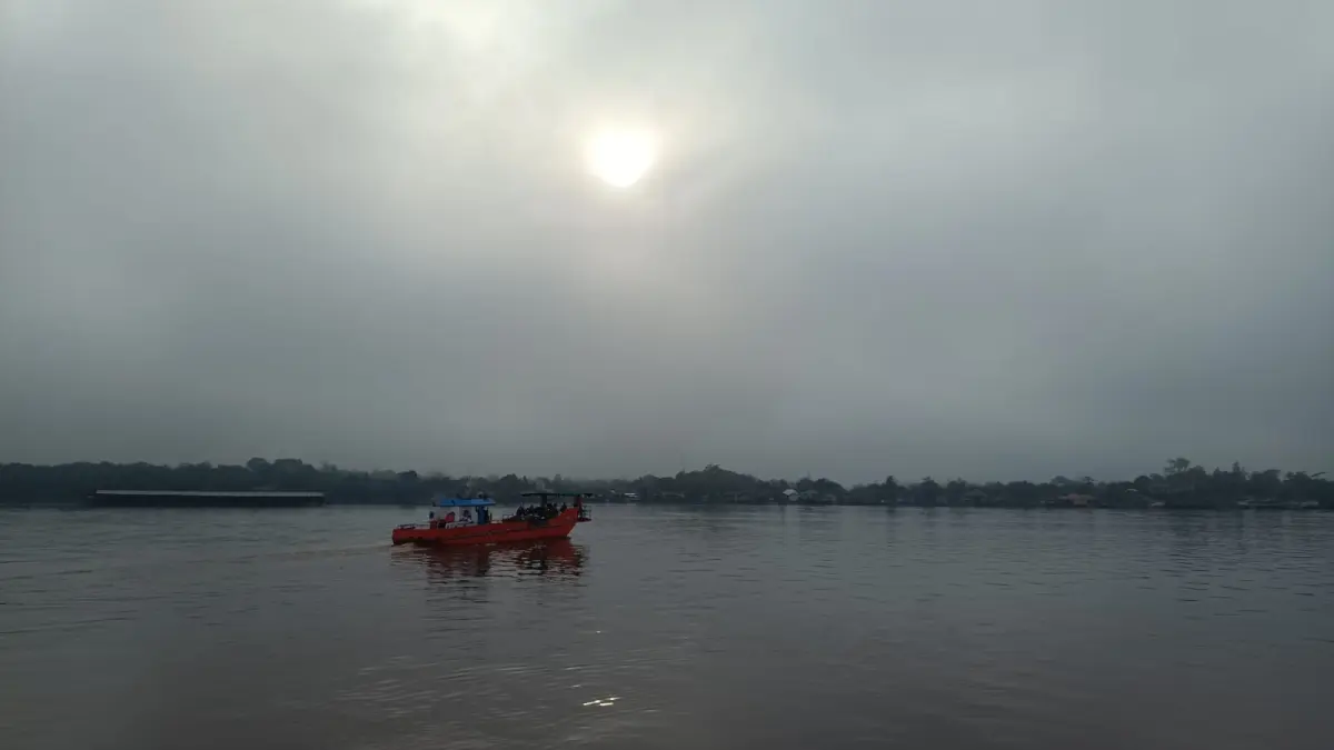 Kabut asap menleimuti Sungai Mentaya, Kabupaten Kotawaringin Timur, saat pagi hari. (Dok.Usay Nor Rahmad/Radar Sampit)&nbsp;