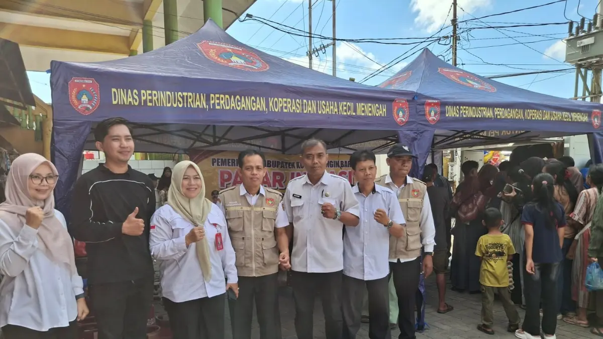 Kepala DisperindagkopUKM Kotawaringin Barat Fitriyana bersama jajaran saat pelaksanaan Pasar Inflasi di halaman parkir Pasar Indrasari, Kecamatan Arut Selatan, Rabu (1/7). 