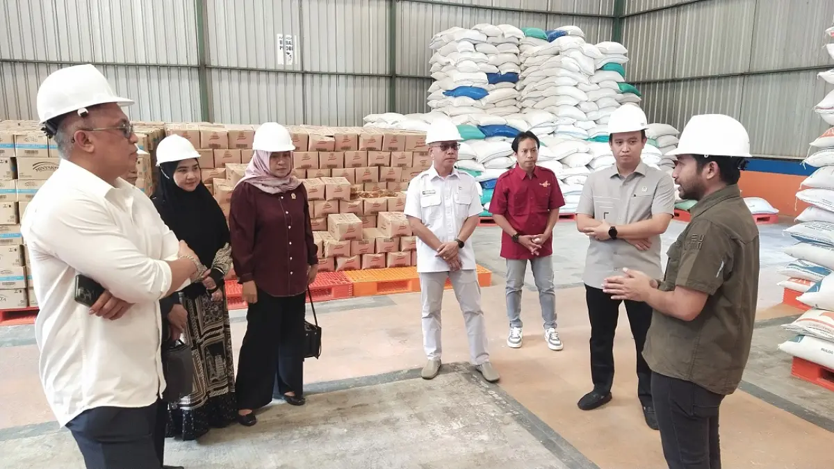 Ketua Komisi A beserta anggota DRPD monitoring ke gudang Bulog Pangkalan Bun. (SYAMSUDIN/RADAR SAMPIT)&nbsp;