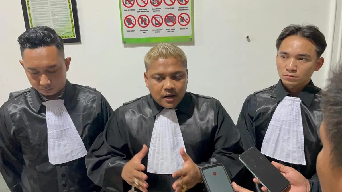 Kuasa hukum terdakwa, Jeffriko Serran bersama tim pengacara saat konferensi pers usai sidang. (syamsudin/radar sampit)