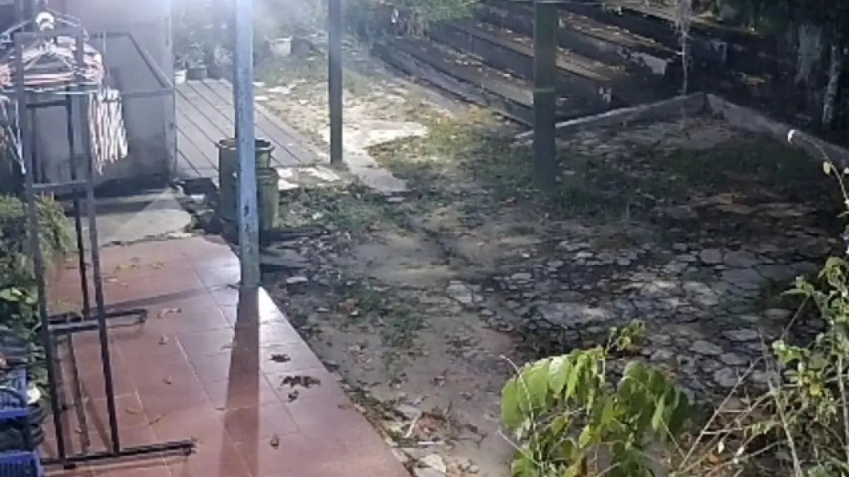 Pelaku pencurian kendaraan roda dua milik anggota Satpol PP Kotawaringin Barat terekam kamera CCTV, Rabu 1 Juli 2026.  