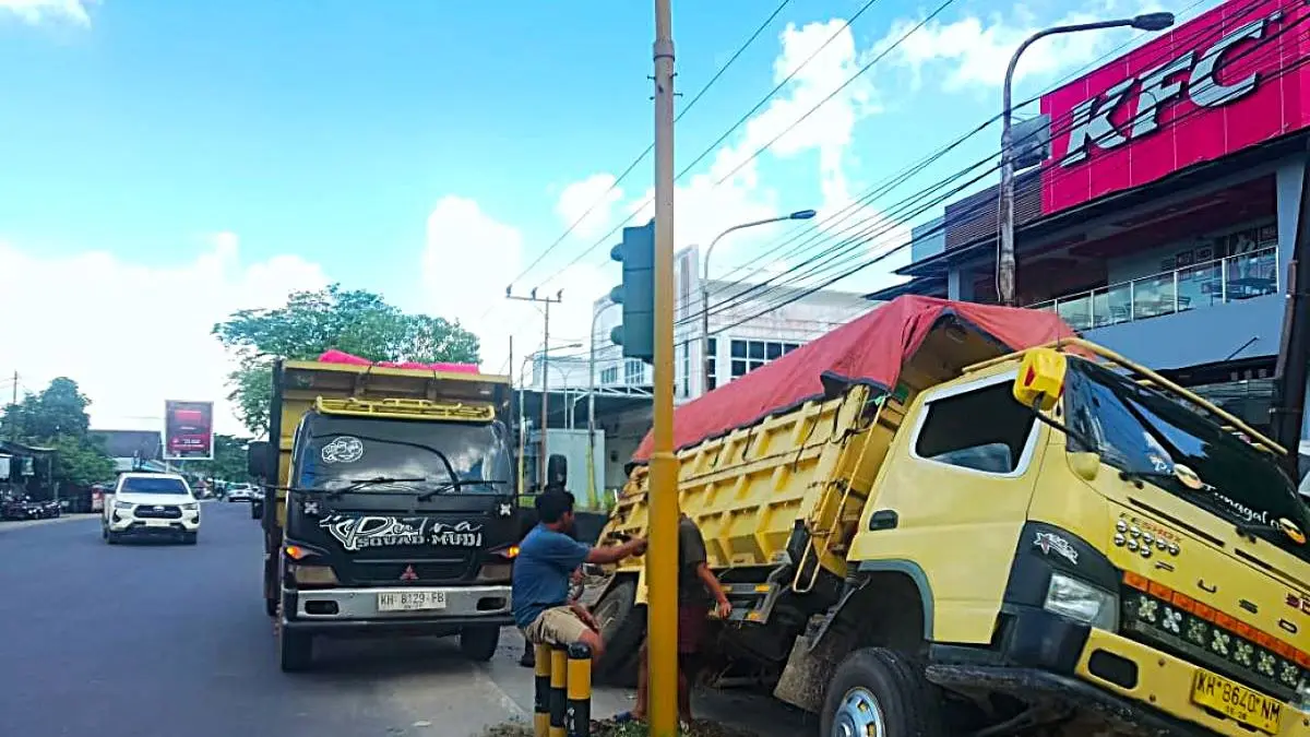 PINDAH MUATAN: Truk ambles depan KPC Sampit sedang dievakuasi, muatan pupuk dipindahkan ke truk lainnya, Kamis (2/7). (ALFIAN ALWI PERMANA/RADAR SAMPIT)
