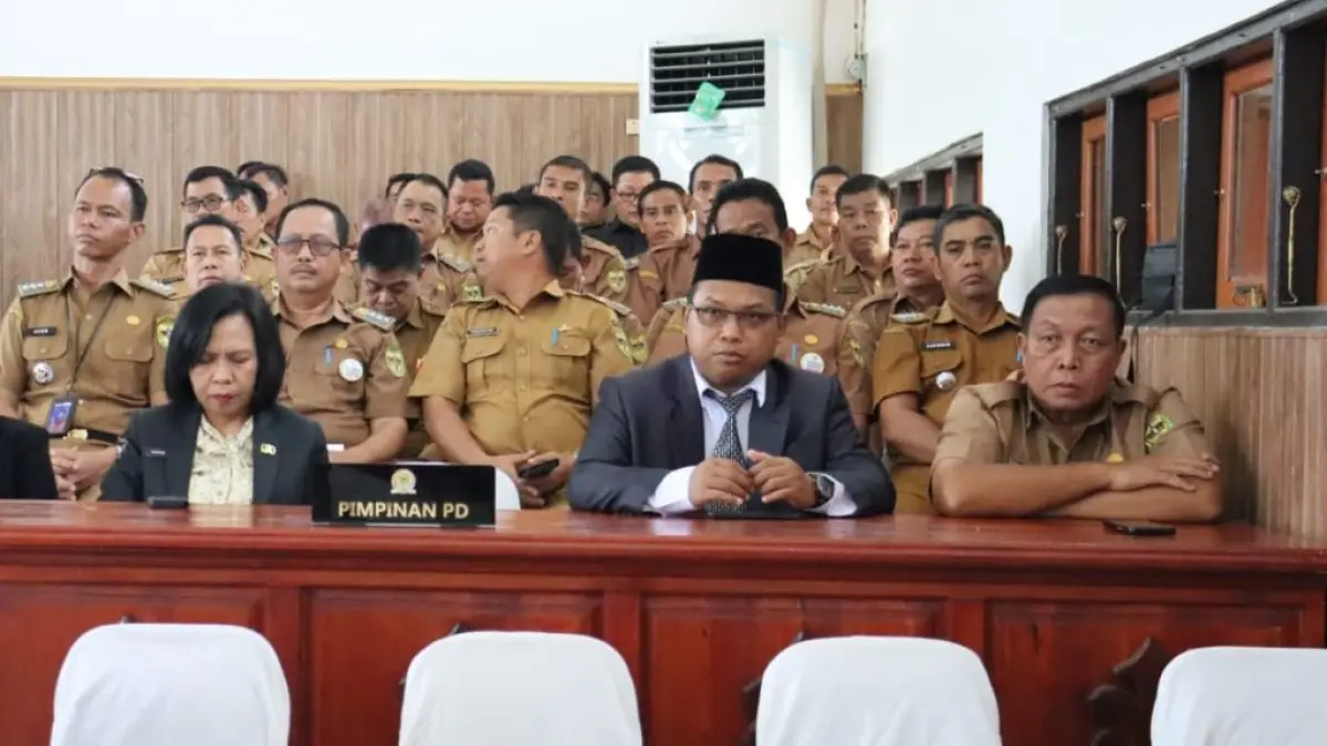 Plt Kepala DPMD Kabupaten Gumas Ruby Haris (tengah) ketika menghadiri rapat paripurna DPRD setempat, belum lama ini. (DPMD GUNUNG MAS FOR RADAR SAMPIT)&nbsp;