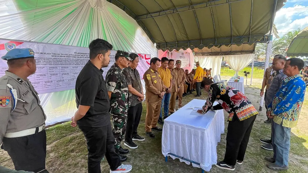 Ratusan calon kepala desa melaksanakan deklarasi dan penandatanganan kesepakatan pilkades damai, Selasa (30/6).&nbsp; (RIFANI/RADAR SAMPIT)&nbsp; 