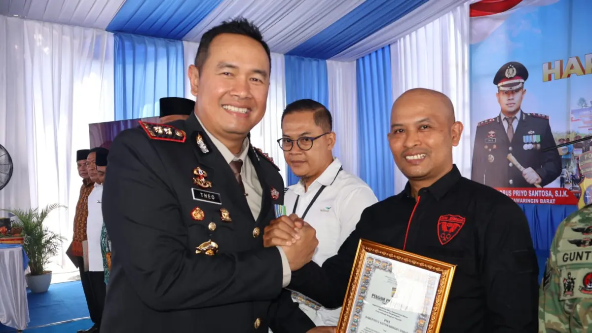 SINERGI: Ketua PWI Kobar, Syamsudin Danuri saat menerima penghargaan dari Kapolres Kobar, AKBP Theodorus Priyo Santosa di peringatan Hari Jadi Ke-80 Bhayangkara di halaman Satlantas Polres Kobar, Rabu (1/7/2026) (Yuli/Radar Sampit)