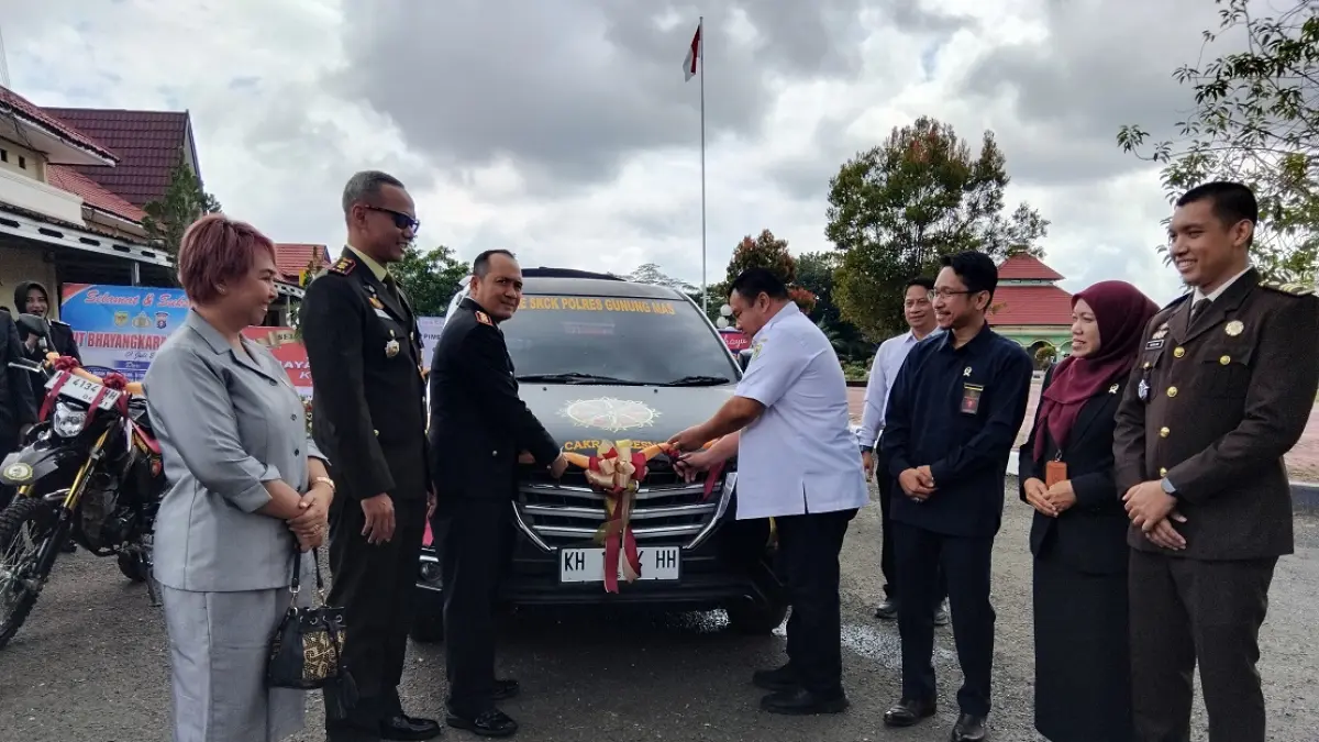 Suasana pengguntingan pita sebagai tanda launching operasional layanan SKCK daerah hulu, Rabu (1/7). (ARHAM SAID/RADAR SAMPIT)&nbsp; 