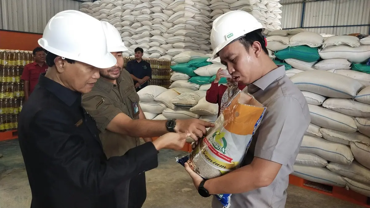 BULOG: Ketua Komisi A DPRD Kotawaringin Barat saat memeriksa beras di gudang bulog