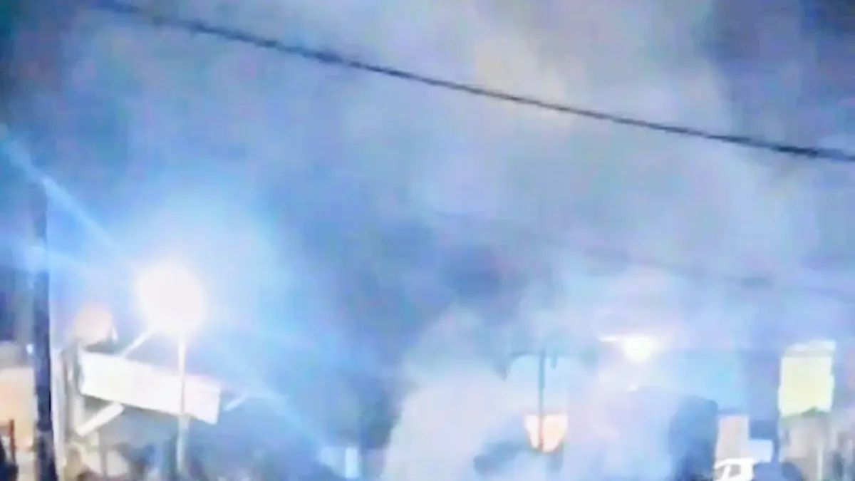 Capture video rekaman warga atas aktivitas pembakaran ban, di dekat Gang SPG Jalan M Hatta, Sampit, Kamis (2/7) malam.(istimewa)