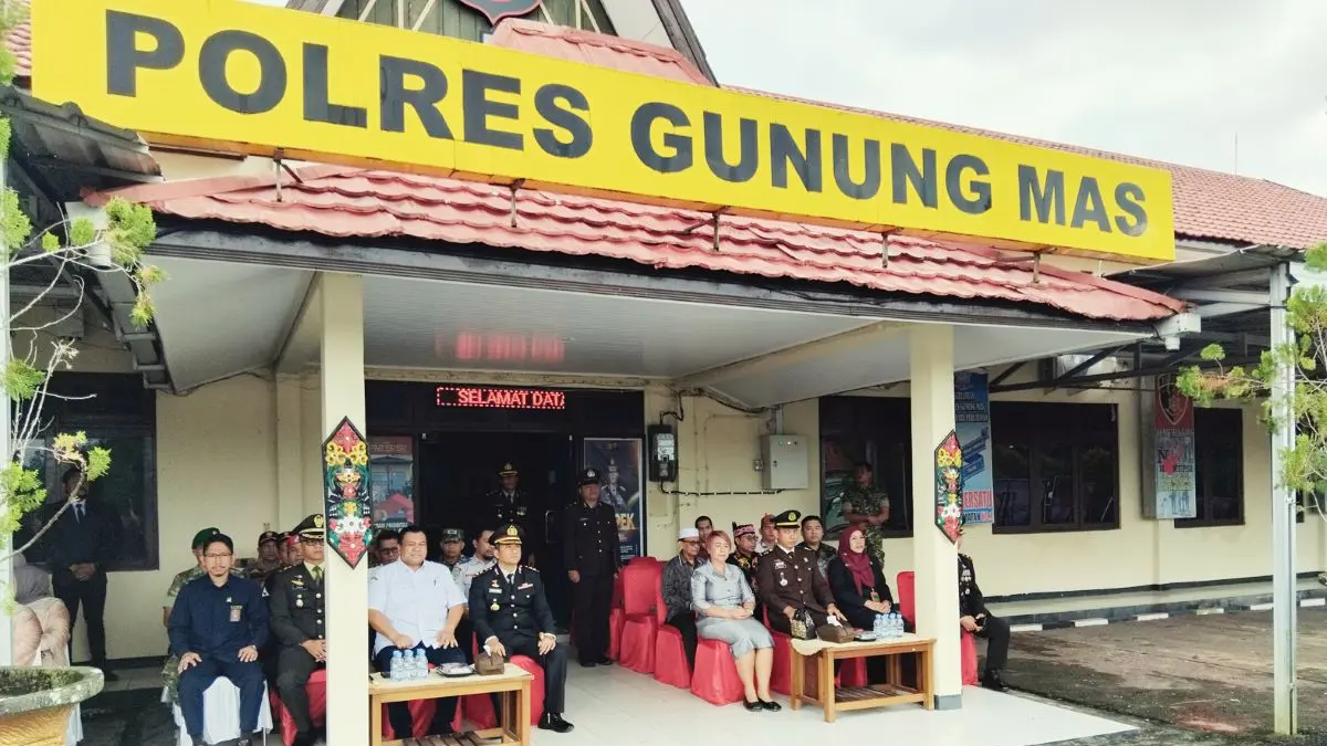 HADIR : Bupati Gumas Jaya Samaya Monong yang diwakili Asisten III Setda Edison (tiga dari kiri) didampingi Kapolres Gumas AKBP Heru Eko Wibowo dan Dandim 1018/Gumas Letkol Danang Wahyu Utomo, ketika menghadiri upacara Hari Bhayangkara ke-80 Tahun 2026, Rabu (1/7/2026). FOTO : ARHAM SAID/RADAR SAMPIT
