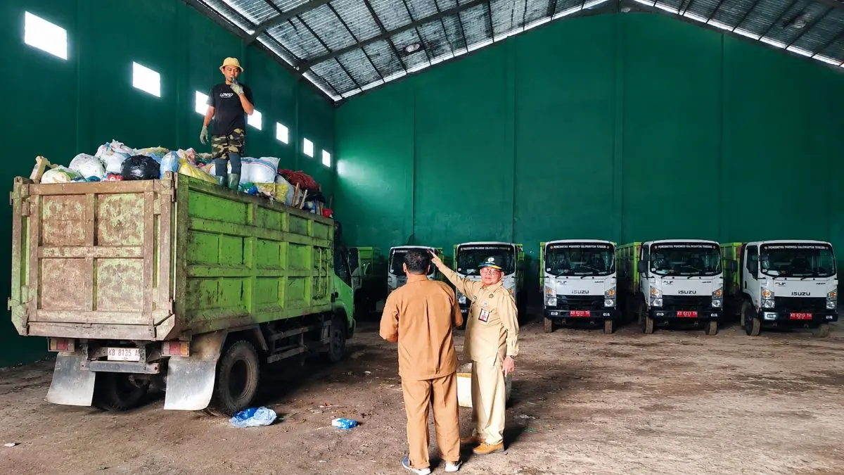 DEPO SAMPAH: Kepala DLH Kotim Marjuki turun ke lapangan untuk meninjau langsung kondisi depo sampah, beberapa waktu lalu. FOTO: DLH KOTIM/RADAR SAMPIT