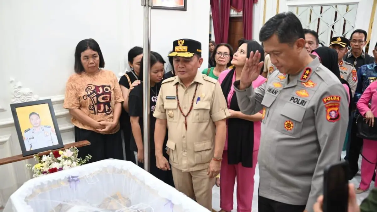 Gubernur Kalteng Agustiar Sabran bersama Kapolda Kalteng Irjen Pol Iwan Kurniawan saat melayat ke rumah duka untuk menyampaikan belasungkawa sekaligus memberikan dukungan kepada keluarga almarhum Aiptu (anumerta) Yudhie Perdana Putra,  di Kasongan, Jumat (3/7). (istimewa)
