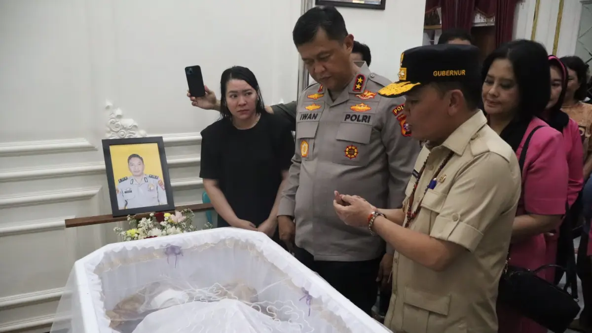 Kapolda Kalimantan Tengah Irjen Pol Iwan Kurniawan bersama Gubernur Kalimantan Tengah Agustiar Sabran melayat ke rumah duka Aiptu Anumerta Yudhie Perdana Saputra di Jalan Semangka, Kasongan, Kabupaten Katingan, Jumat siang (3/7/2026).