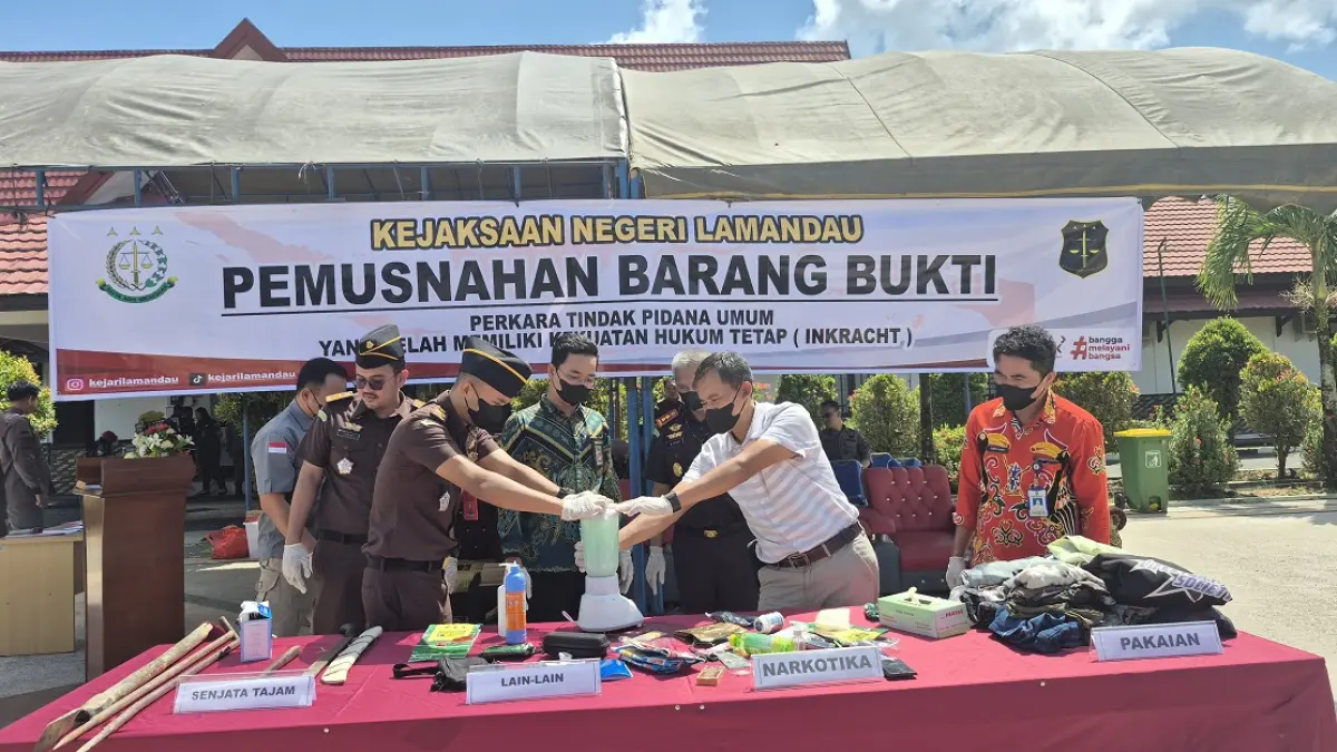Kejaksaan Negeri Lamandau memusnahkan barang bukti dari 34 perkara yang telah berkekuatan hukum tetap (inkracht) di Nanga Bulik, Kamis (2/7). &nbsp;(RIA/RADAR SAMPIT)&nbsp; 