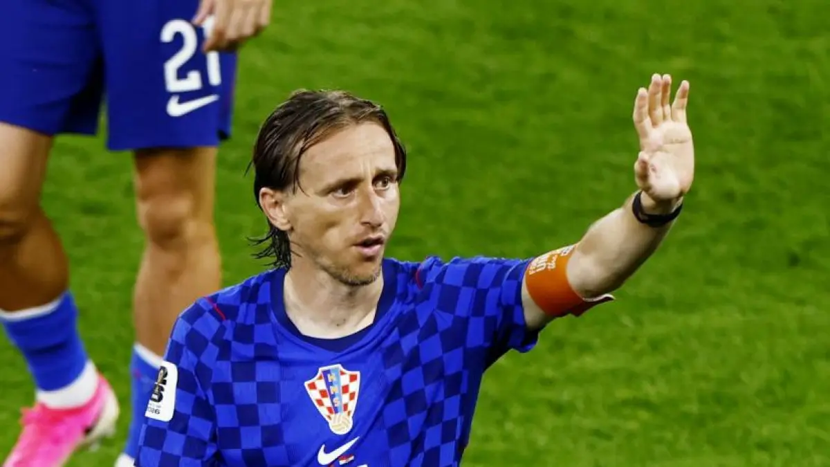 Luka Modric melambaikan tangan ke Suporter Kroasia, usai laga melawan Portugal di babak 32 besar Piala Dunia 2026. (net)