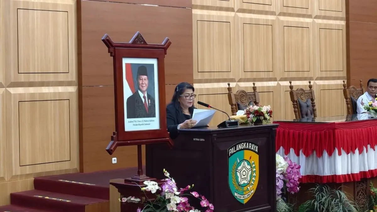 PARIPURNA: Nenie Adriati Lambung menyampaikan pidato pengantar pimpinan DPRD Kota Palangka Raya saat pelaksanaan rapat paripurna beberapa waktu lalu. FOTO: IST/RADAR SAMPIT