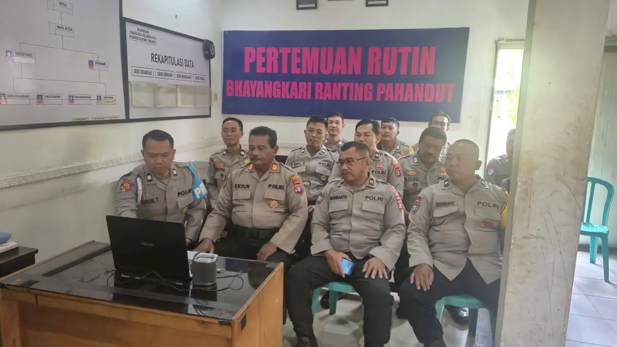 Personel Polsek Pahandut mengikuti pembinaan rohani dan mental (Binrohtal) secara virtual. (DODI RADAR SAMPIT)&nbsp; 