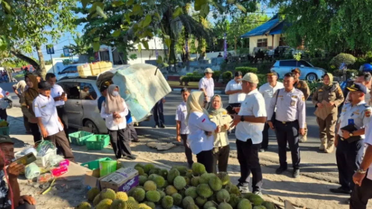 Satuan Polisi Pamong Praja (Satpol PP) Kabupaten Kotawaringin Barat (Kobar) menyosialisasikan rencana relokasi pedagang bunga dan durian yang berjualan di sekitar Tempat Pemakaman Umum (TPU) Sekip, Jalan Pangeran Diponegoro.&nbsp;(KOKO/RADAR SAMPIT) 