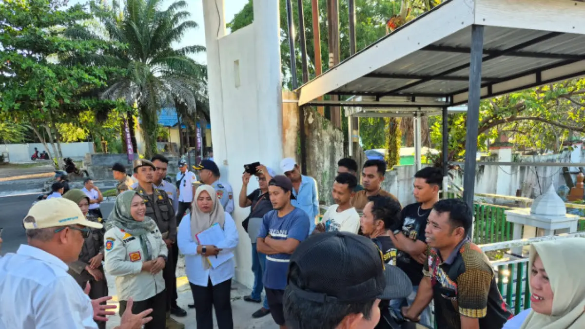 Sosialisasi dari Satpol PP Kotawaringin Barat dan dinas terkait kepada para pedagang di Jalan Diponegoro Pangkalan Bun. 