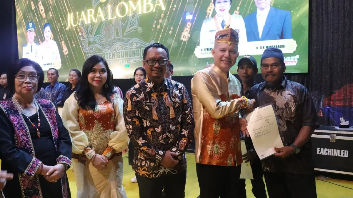 Suasana penyerahan secara simbolis SHM bidang lahan usaha milik warga dari eks unit Permukiman Transmigrasi SP-1 Tumbang Jutuh, belum lama ini.&nbsp; (ARHAM SAID/RADAR SAMPIT)&nbsp;
