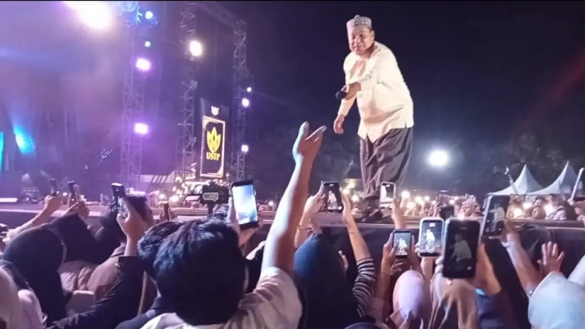 SYUKURAN: Haddad Alwi saat tampil mengisi acara doa dan syukuran hari jadi Sukamara di Taman Permata Sukma, Kamis (2/7). 
