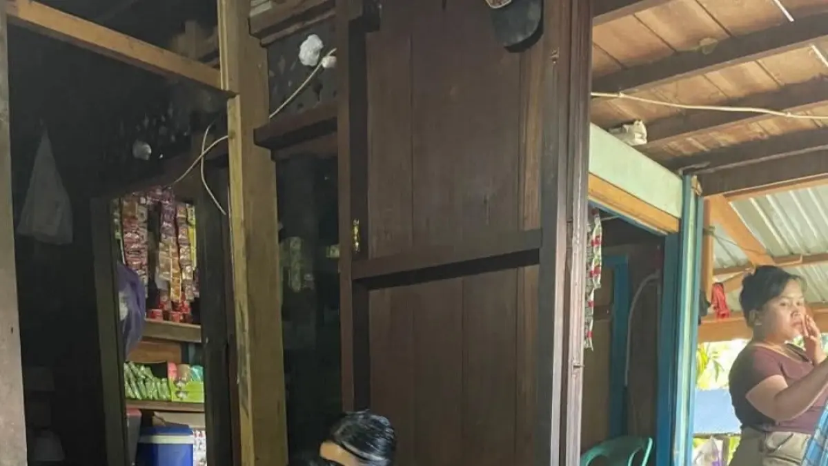 Tenaga kesehatan Puskesmas Kurun jemput bola melaksanakan CKG ke rumah salah satu warga di Kelurahan Kuala Kurun. (PUSKESMAS KURUN FOR RADAR SAMPIT)
