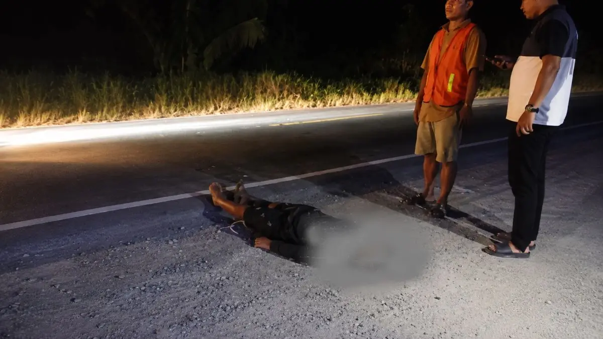 CELAKA: Korban kecelakaan Tunggal di jalan Ahmad Yani, Pangkalan Lada sebelum dievakuasi petugas dari lokasi kejadian. Kamis (2/7/2026) malam. FOTO: IST/RADAR SAMPIT