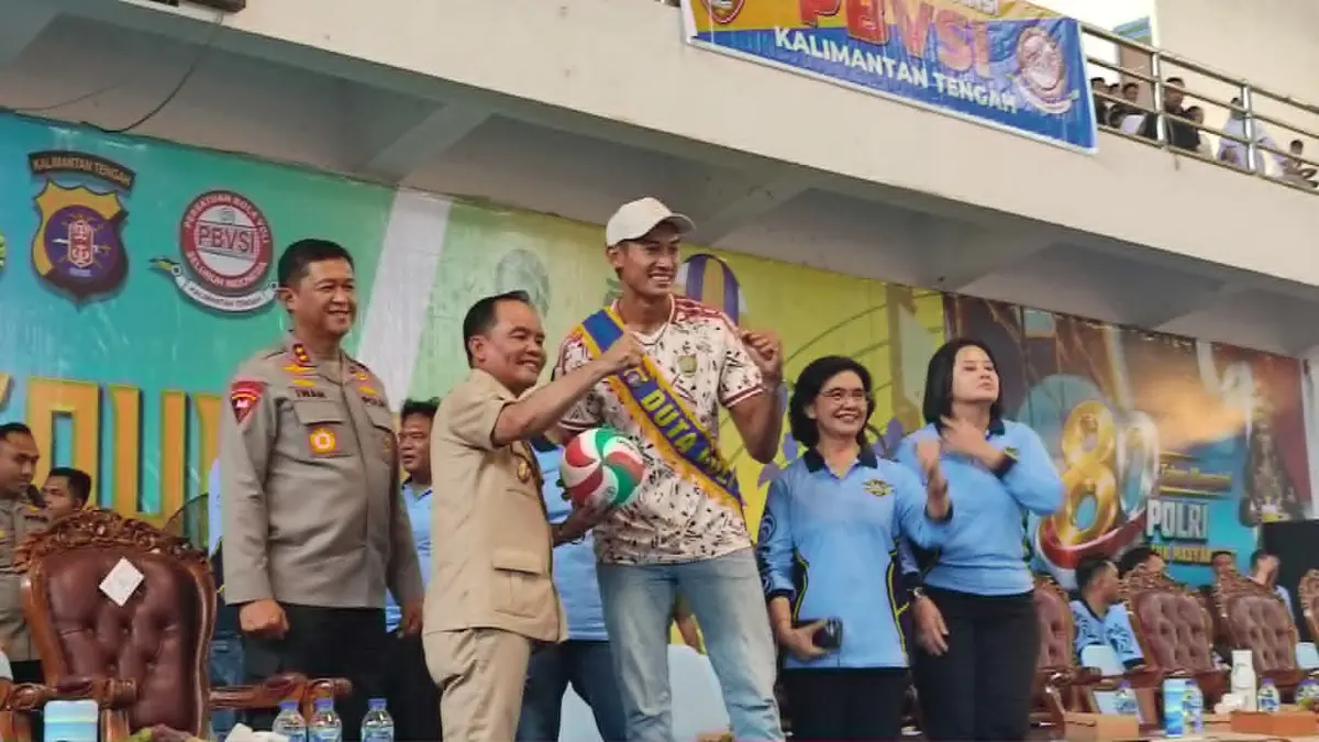 Kapolda Kalteng dan Gubernur Kalteng saat mengawali secara simbolis turnamen voli, Kapolda Cup II, Jumat (3/7).dodi/radarsampit