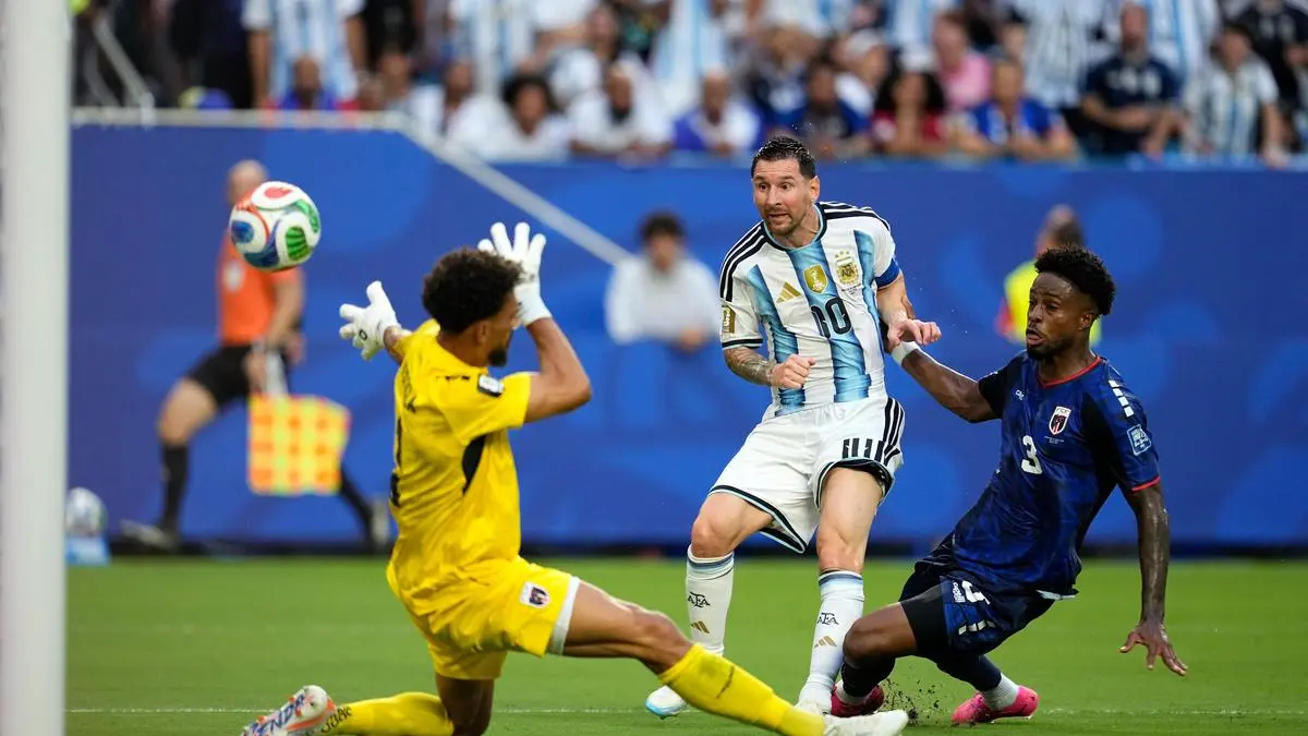 Kapten timnas Argentina saat melesakkan gol ke gawang Tanjung Verde, Sabtu (4/7) pagi WIB. (net)