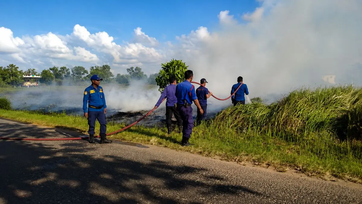 KARHAN: Regu Damkar Seruyan memadamkan api yang membakar lahan di Jalan Ki Hajar Dewantara, Kelurahan Kuala Pembuang II, Kecamatan Seruyan Hilir, Kamis (2/7). FOTO RIFANI/RADAR SAMPIT 