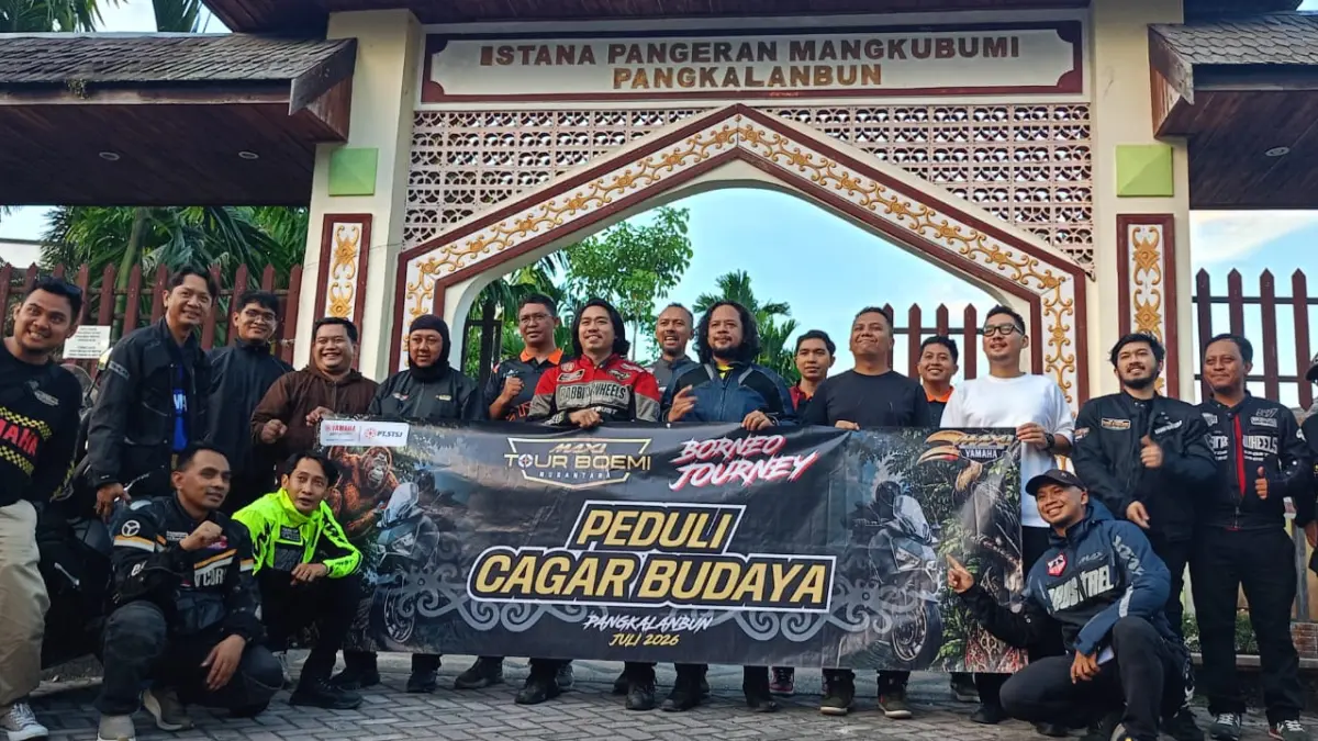 Maxi Tour Boemi Nusantara memasuki etape ketujuh dengan menempuh rute Sampit–Pangkalan Bun, Sabtu (4/7/2026). Rombongan saat tiba di Pangkalan Bun dan mengunjungi Istana Mangkubumi Pangkalan Bun. (Heru Prayitno/Radar Sampit)
