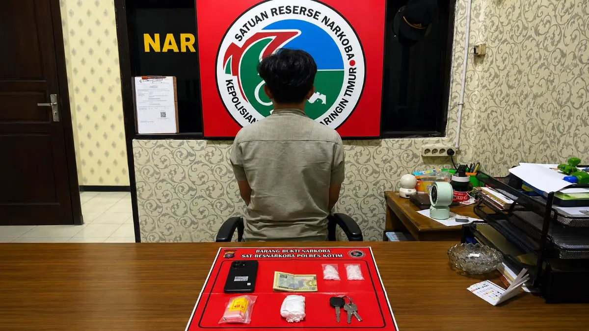 NARKOBA: Pelaku G (32) warga Baamang, Sampit, Kotawaringin Timur diamankan di kantor Polisi karena terlibat peredaran narkoba. FOTO: IST/RADAR SAMPIT