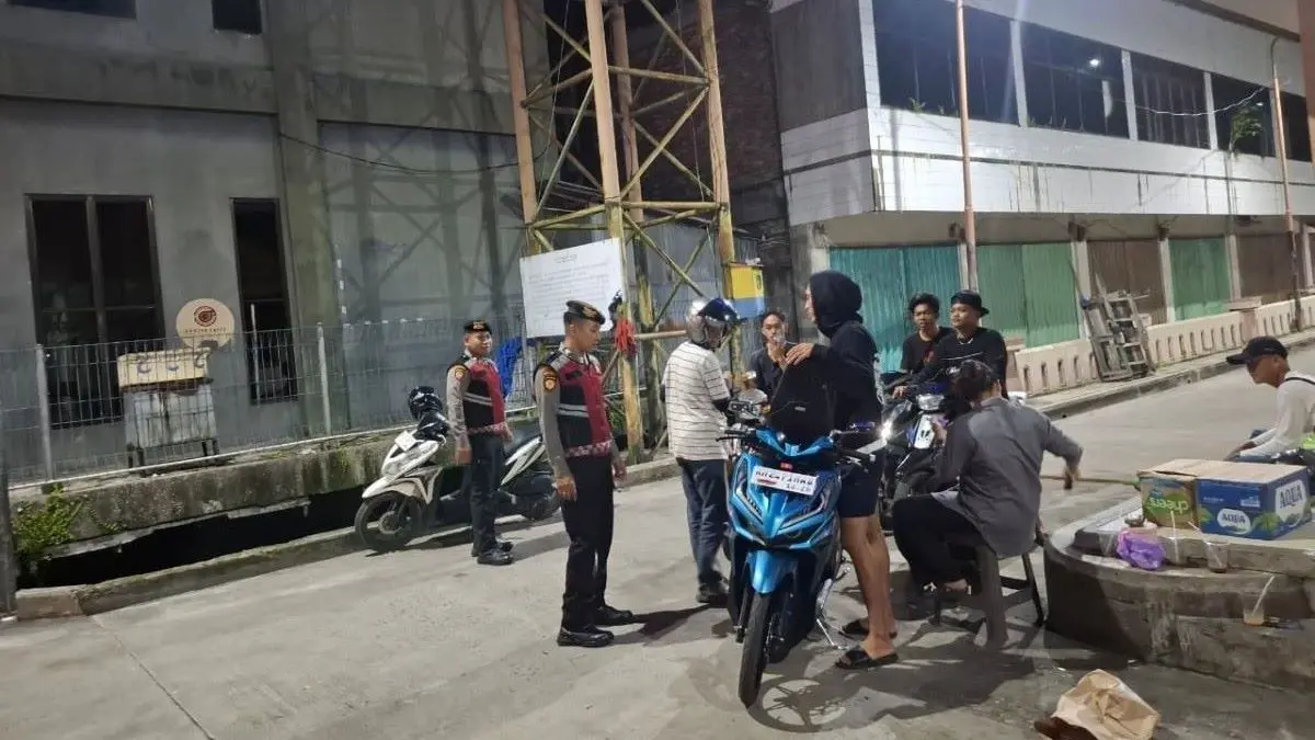 PATROLI: Petugas Satuan Samapta Polres Kotim membubarkan kelompok remaja yang nongkrong di Pelabuhan Sampit, Kamis (2/7/2026) malam. FOTO: IST/RADAR SAMPIT