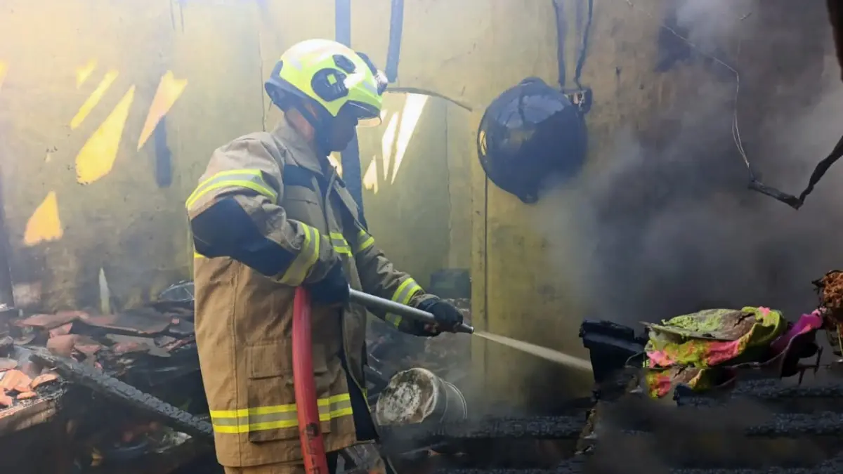 Petugas Pemadam Kebakaran memadamkan api pada salah satu dapur yang terbakar di Jalan Kuningan, Kecamatan Mentawa Baru Ketapang, Sabtu (4/7). (Disdamkarmat Kotim)